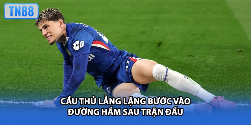 Cầu thủ lẳng lặng bước vào đường hầm sau trận đấu