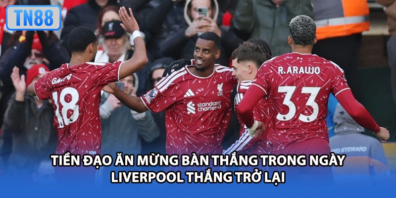 Tiền đạo ăn mừng bàn thắng trong ngày Liverpool thắng trở lại